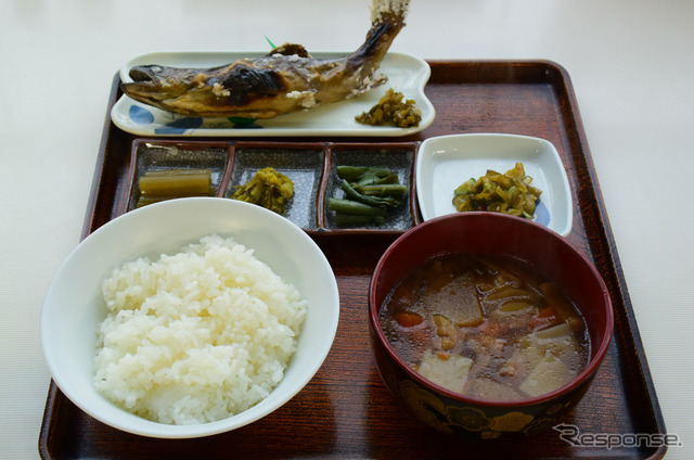 奥只見ターミナルで岩魚定食を食す。椀物はけんちん汁。漬物も郷土特産のもの。越後の食文化にもとづくものだが、実はここから遠く離れた栃木・湯西川でもそっくりのものを見かける。上杉謙信時代の越後国がいかに権勢を広げていたかがうかがい知れるところだ。