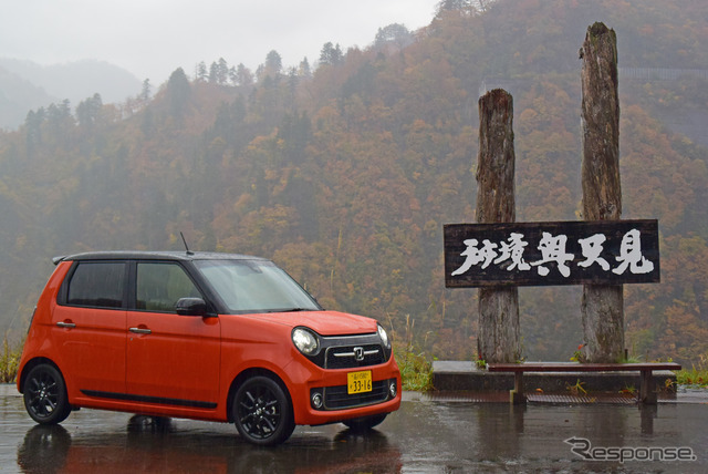 奥只見ダム駐車場にて。