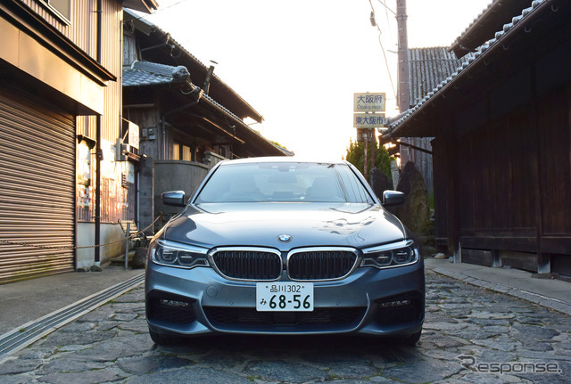 BMW 523d M Sportは全幅が1870mmあるが、暗峠のもっとも狭い場所でもミラーを畳めば通過可能だった。暗峠最高地点付近の集落にて。