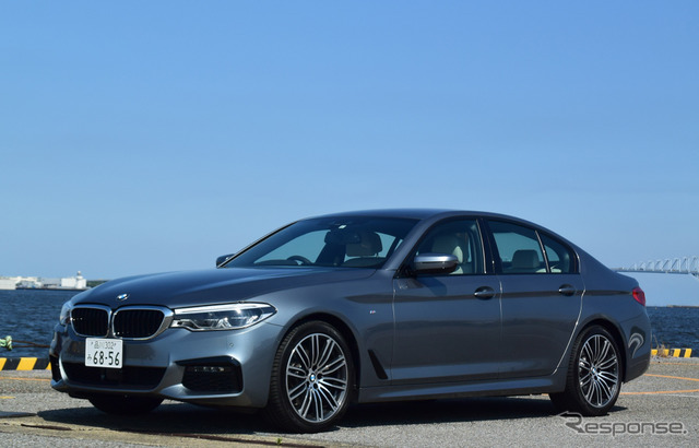 BMW 523d M Sportのフロントビュー。