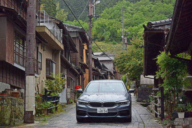 BMW 523d M Sport。静岡の旧東海道、宇津ノ谷宿にて。