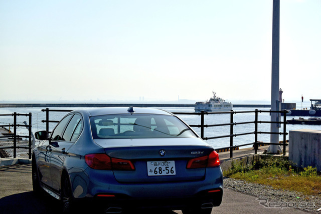 BMW 523d M Sport。大阪・関空近くの堤防にて。