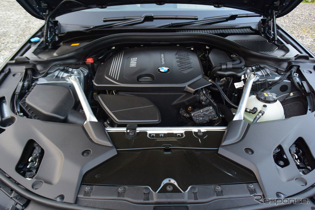 BMW 523d M Sportのエンジンルーム全景。