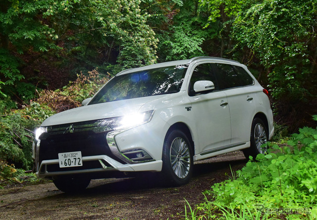 三菱アウトランダーPHEV。奥日光湯西川の山道にて。