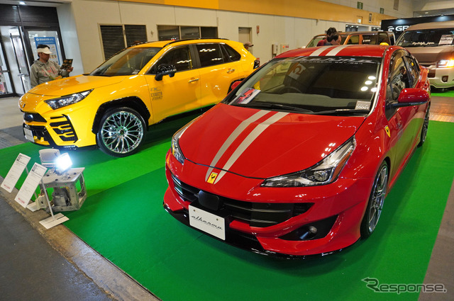 「大阪オートメッセ2020」に展示されたランボルギーニ風のトヨタRAV4と、フェラーリ風のプリウス