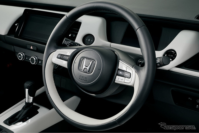 ホンダ フィット 本革巻ステアリングホイール（e：HEV ホーム）