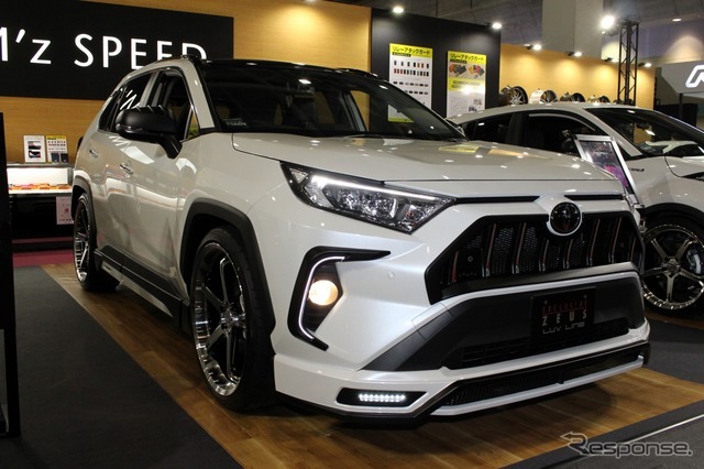 M’z SPEEDのエクスクルーシブゼウスブランドから登場したRAV4。フロント／サイド／リアのハースポイラーに加えデイライトガーニッシュなども装備する。