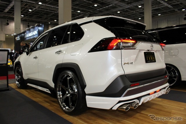 M’z SPEEDのエクスクルーシブゼウスブランドから登場したRAV4。フロント／サイド／リアのハースポイラーに加えデイライトガーニッシュなども装備する。