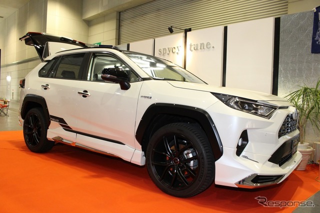 スパイシーチューンはRAV4に適合するパタパタリアバンパーガードを展示。荷物の出し入れ時にバンパーがキズ付くのを防ぐ実用アイテム。