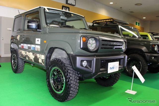 フロントスポーツグリル対応LJを装着したモトレージのデモカー。３インチアップのサスキットを組みフォルムを整える。
