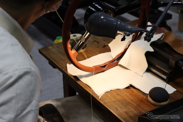 ワクイミュージアムではステアリングの革巻き工程の実演を会場で行っていた。細やかな手作業は日本人には得意とするところであり、素材の革の見立ても、オリジナルに勝るとも劣らない厳格なものだ。