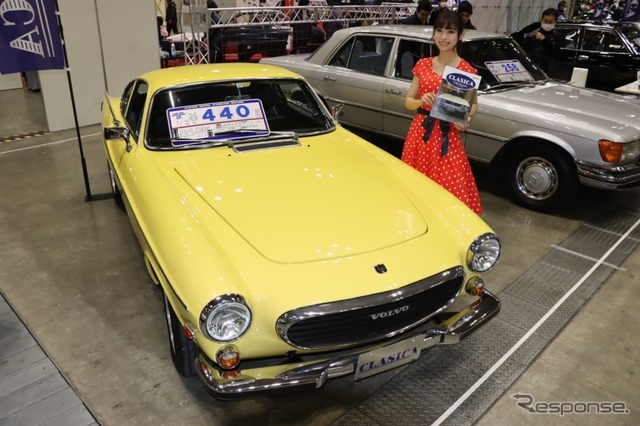 これも注目の的の一台。綺麗なボルボP1800、クラシカ横濱ブースにて。会場で販売されていた。