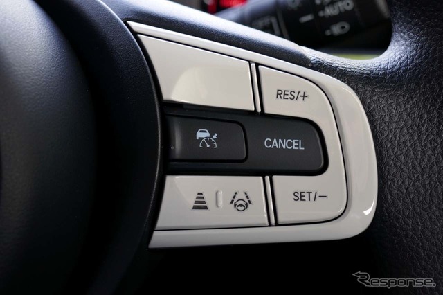 Honda SENSINGのACCは、スタ絵リング右側にスイッチ類が配置される
