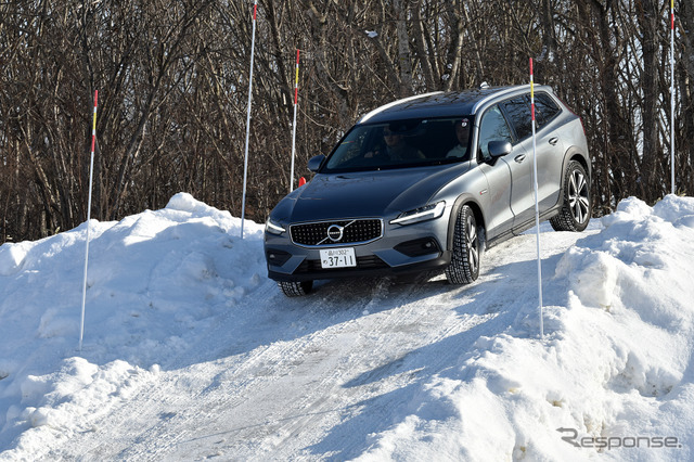 北海道の雪深いコースをボルボV60CCでテストドライブ