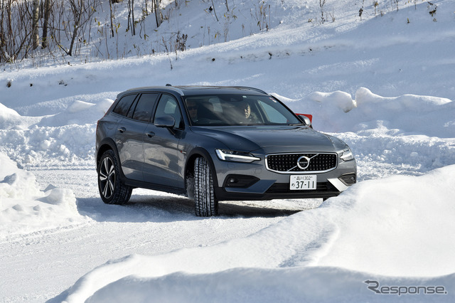 北海道の雪深いコースをボルボV60CCでテストドライブ