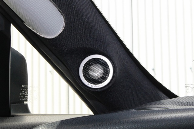 ＡピラーにはロックフォードT3652-Sのトゥイーターをビルトイン。シルバーグリルとホワイトの振動板が存在感満点。