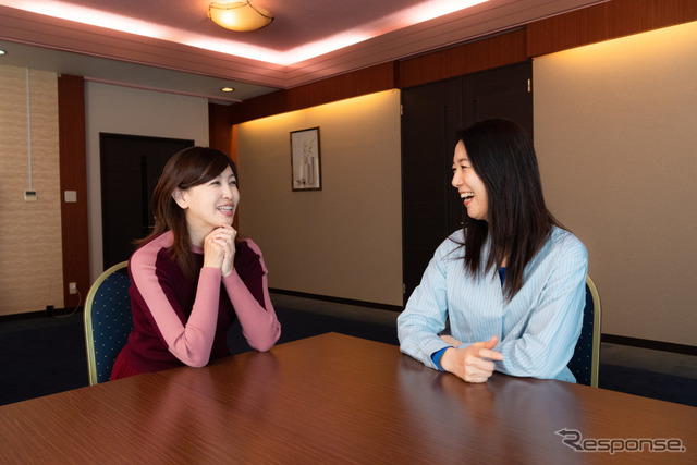 吉田由美氏（左）とまるも亜希子氏（右）