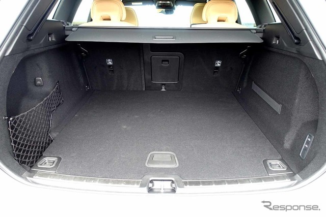 ボルボ XC60 B5 インスクリプション