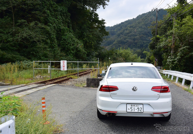 三江線跡。もう列車がここを走ることはない。駅はすでに雑草に埋もれつつあった。