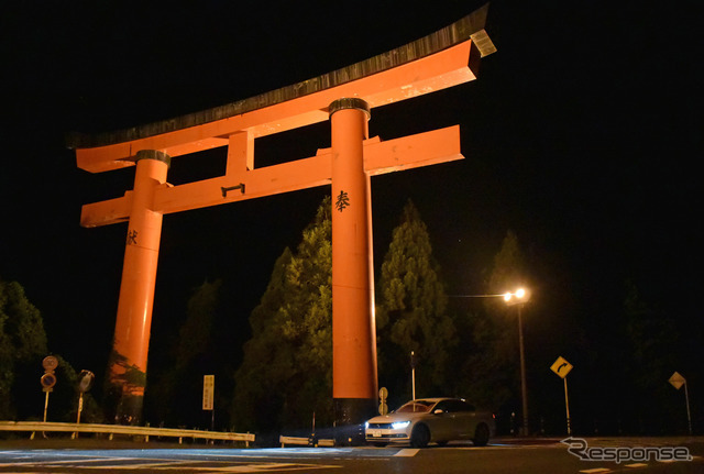 島根の古都、津和野の入り口の大鳥居をバックに記念撮影。