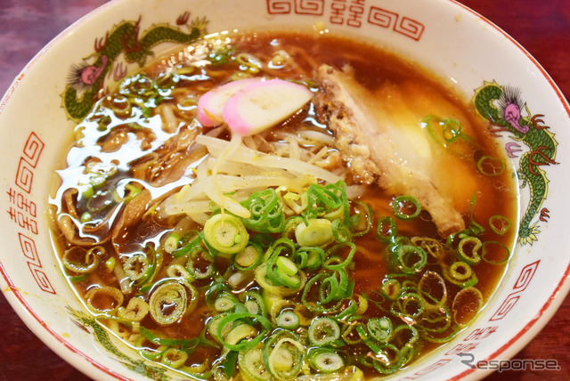 倉吉のご当地グルメ、牛骨ラーメンを食す。骨髄ダシの効いた濃いめの汁が実に良い風味だった。