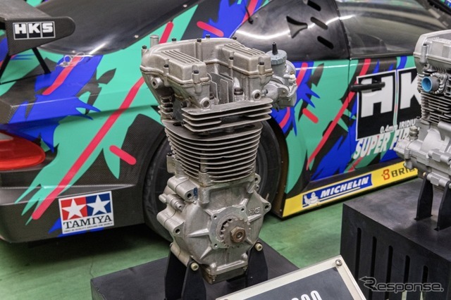 600ccの単気筒エンジンは、それまでSOHCであったオートレース界にDOHC4バルブという手法を用いてアプローチ、業界に衝撃を与えた