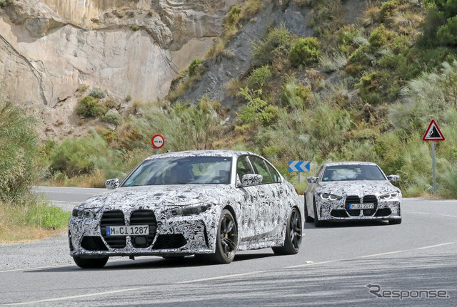 BMW M3セダン（手前）＆M4クーペ（奥）新型プロトタイプ（スクープ写真）