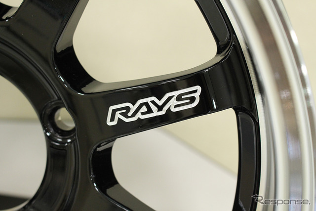 ロゴなどを切削する“RAYS ADVANCED MACHINING TECHNOLOGY（通称：A.M.T. ）”