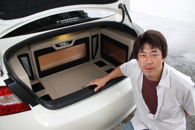 愛車のフーガにお気に入りのオーディオをインストールしたオーナーの伊藤さん。高音質化の追求は止まるところを知らない。