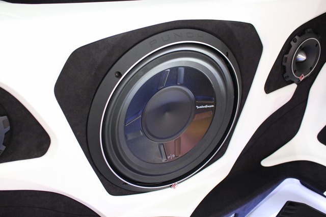 サブウーファーにはロックフォードのP3SD2-12をチョイス。白黒デザインの中に融合するように取り付けられている。