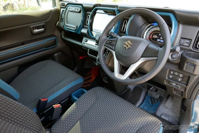 新型ハスラー「ハイブリッドX・2WD」の内装。内装の加飾部はボディカラーと同色になる