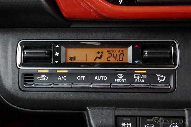 エアコンの操作部。リアウインドウ熱線ヒーターと連動するヒーテッドドアミラーのスイッチも見える