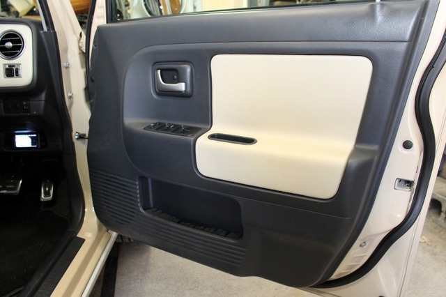 ドアは部分的に張り替え処理を施して内装のカスタム度アップ。キッカーKSSのミッドバスはドア純正位置に市販バッフルで取り付け。