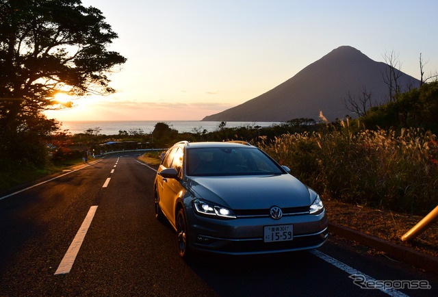 VW ゴルフ ヴァリアントTDI ハイラインマイスター。夕刻の薩摩半島南端を走行中。背後に見えるのは本土最南端の火山、開聞岳。