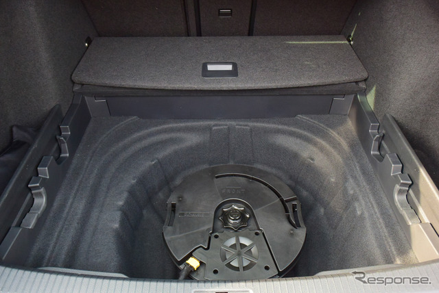 テンパータイヤにディナウディオ・サウンドシステムのサブウーファーの共鳴ボックスが置かれていた。テンパータイヤと共存できるらしい。