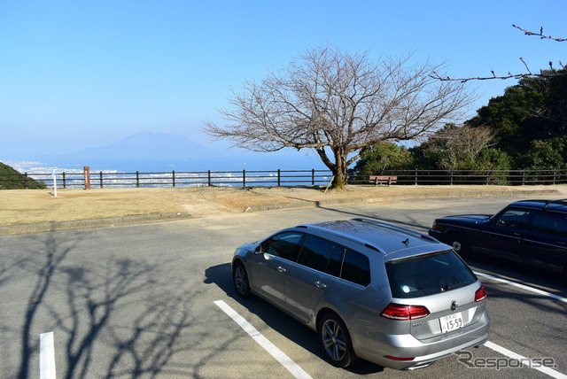 VW ゴルフ ヴァリアントTDI ハイラインマイスター。鹿児島の観光道路、指宿スカイラインにて。春には桜と桜島のランデヴーが楽しめる。