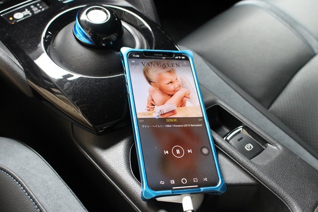 音源に用いるのは普段使っているスマホ（iPhone）。普段使いの音源を車内でも楽しむ。