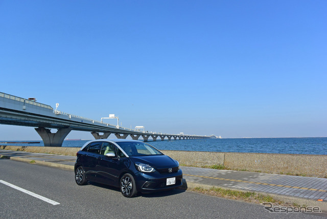 ホンダ フィット HOME。東京湾をバックに。