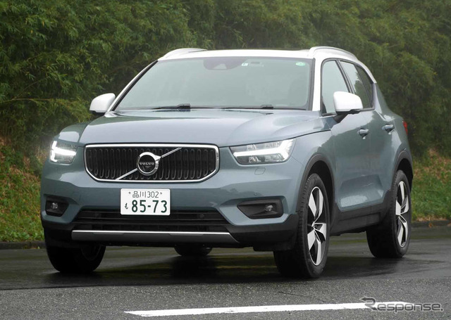 ボルボ XC40 B4モメンタム