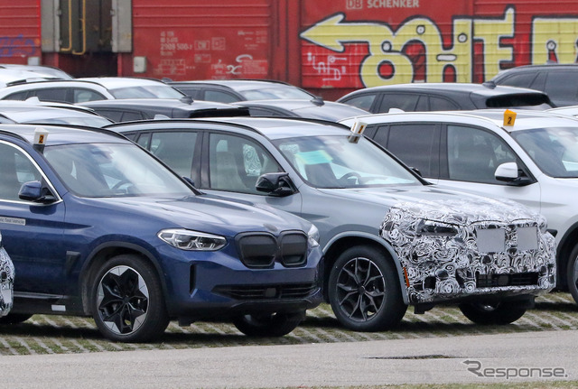BMW X3 M40i 改良新型プロトタイプ（写真右）。左はX4のプロトタイプ