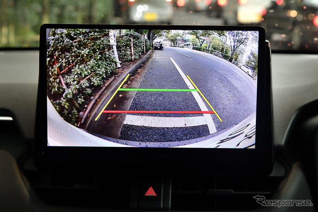「F1X Premium10」のリバース連動機能で、専用のドライブレコーダー (CA-DR03HTD) の後方カメラで走査線が表示できる。