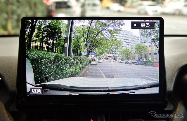 ドライブレコーダーのフロントカメラ映像。前方車のナンバーや道路看板までハッキリと記録できる