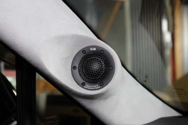 Aピラーにはブラム・シグネチャーシリーズのS165.85Aのツイーターをビルトイン取り付けする。
