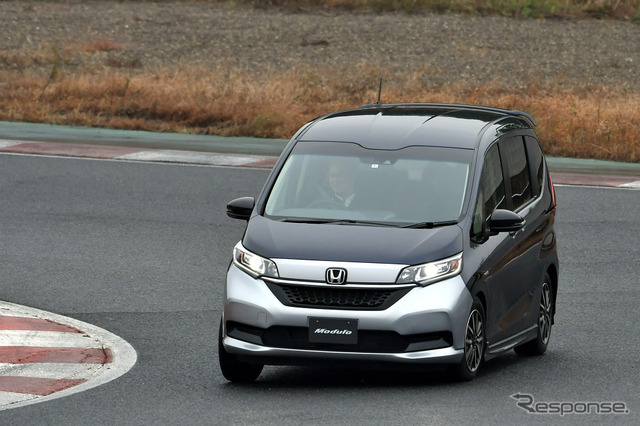 バンパーだけをノーマルとしサスペンションなどをモデューロXのものに変更した実験車