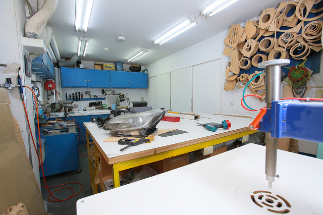 木工ルーム。専用品ルーターや各種工具を取り揃え、ワンオフ製作に応えてくれる。
