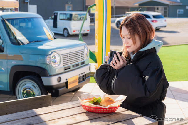 ハンバーガーを食べながら、コーヒーを飲んで一休み、ハスラー・クラシコもどこか楽しげな表情に見える