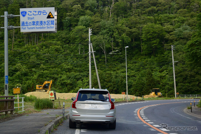 国道45号線を行く。並行して無料の高速道路、三陸道の整備が進んでいる。