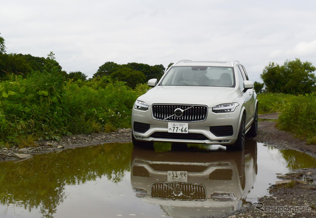 本格オフローダーではないが、水深15cm程度の水がたまった泥濘路くらいは余裕。この時は1名乗車であったため、本当に深いところではクルマから降りられず撮影できなかった（笑）