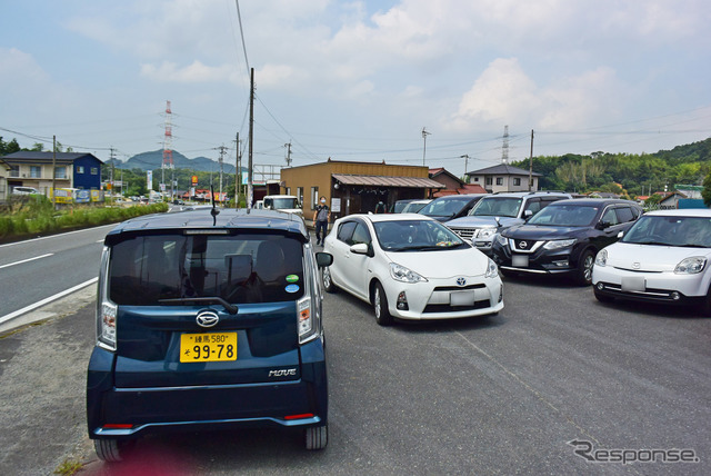 福岡の人気うどん店へ。狭い駐車場では軽の小ささがことさら生きる。