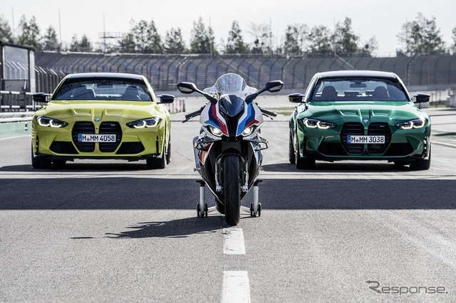 BMW M3コンペティション（左）と M 1000 RR（中央）、M4コンペティション（左）